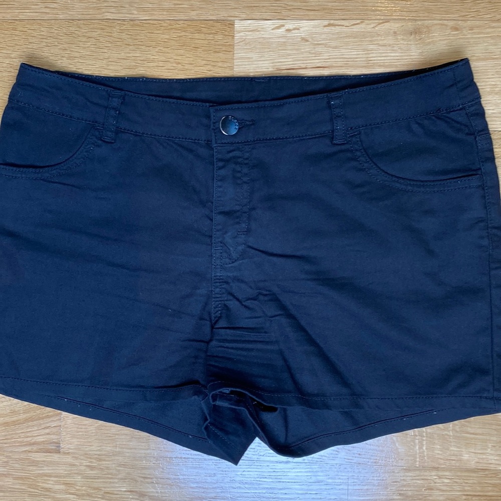 H&M black shorts